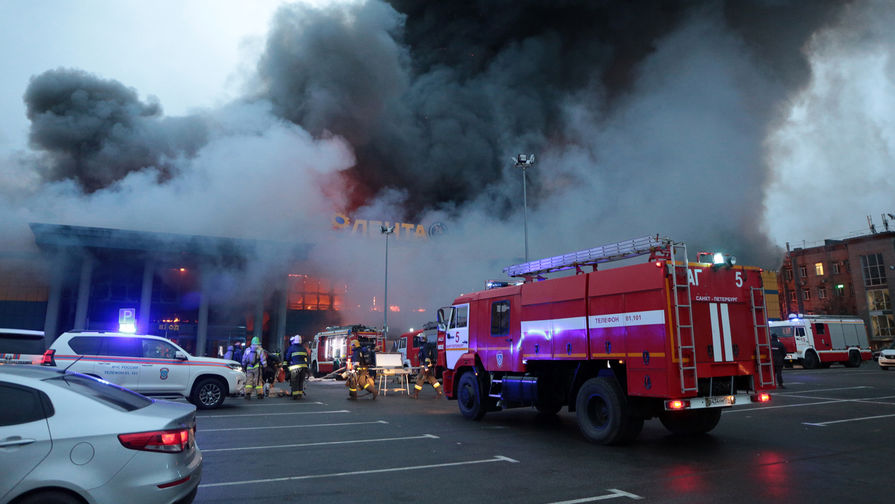 Во время пожара в&nbsp;гипермаркете &laquo;Лента&raquo; на&nbsp;Набережной Обводного канала в&nbsp;Санкт-Петербурге, 10 ноября 2018 года