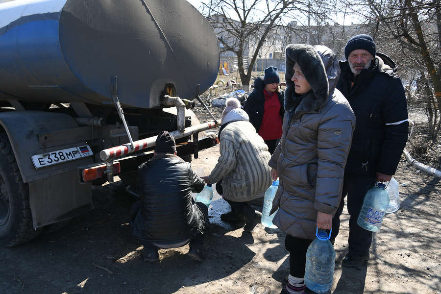 Жители города в&nbsp;очереди за&nbsp;водой в&nbsp;Волновахе, март 2022&nbsp;года