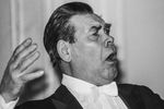 Певец Александр Ведерников во время выступления в доме-музее Ф. Шаляпина в Москве, 1994 года