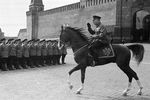 Народный комиссар по военным и морским делам СССР Климент Ворошилов во время парада на Красной площади, 1934 год