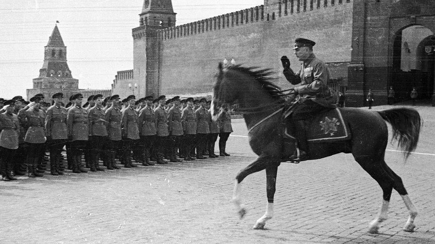 Народный комиссар по&nbsp;военным и морским делам СССР Климент Ворошилов во время парада на&nbsp;Красной площади, 1934&nbsp;год
