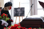 Певица Алла Пугачева на церемонии прощания с художником-сценографом Борисом Красновым на Троекуровском кладбище в Москве, 9 сентября 2021 года