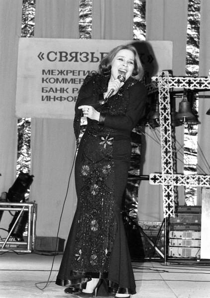 <b>Музыка</b>
<br><br>
В&nbsp;&laquo;Гусарской балладе&raquo; Лариса Голубкина дебютировала не только как актриса, но и как певица &mdash; исполнила романс &laquo;Колыбельная Светланы&raquo;. С&nbsp;середины 60-х годов артистка начала выступать на&nbsp;эстраде с&nbsp;песнями из&nbsp;репертуара Клавдии Шульженко и старинными русскими романсами. В&nbsp;разные годы она сотрудничала с&nbsp;оркестрами Леонида Утесова и Анатолия Кролла, с&nbsp;квартетом Юрия Маликова, а также с&nbsp;легендарными пианистами Давидом Ашкенази и Борисом Мандрусом.
В&nbsp;70-е и 80-е годы артистка активно гастролировала по&nbsp;СССР вместе со своим мужем, актером Андреем Мироновым и аккомпаниатором Левоном Оганезовым. В&nbsp;1991 году Лариса Голубкина была удостоена звания народной артистки РСФСР и дала свой первый сольный концерт в&nbsp;Москве на&nbsp;сцене ГЦКЗ &laquo;Россия&raquo;. 