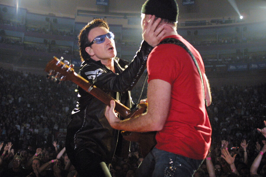 Боно и Эдж на&nbsp;концерте группы U2 в&nbsp;рамках Elevation Tour 2001&nbsp;в&nbsp;Madison Square Garden в&nbsp;Нью-Йорке