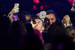 Вокалист группы Coldplay Крис Мартин поет в толпе зрителей во время выступления на премии BRIT Awards – 2017 в Лондоне