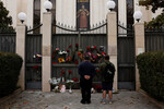 Стихийный мемориал в память о жертвах теракта в подмосковном «Крокус Сити Холле» возле посольства России в Мадриде, 23 марта 2024 года
