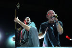 Участники Linkin Park Майк Шинода и Честер Беннингтон во время выступления группы в СК «Олимпийский»