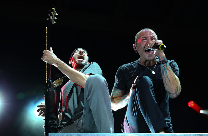 Участники Linkin Park Майк Шинода и Честер Беннингтон во время выступления группы в СК «Олимпийский»