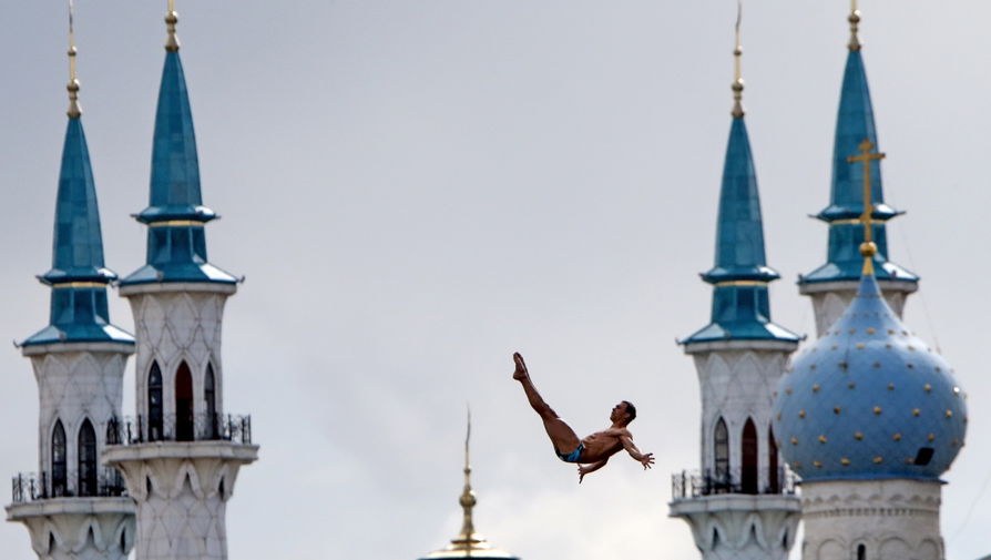 Спортсмен из Чехии Михал Навратил в финале соревнований по прыжкам в воду с вышки 27 м на XVI чемпионате мира по водным видам спорта