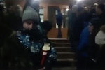 Стихийный митинг в Волоколамске после очередного выброса с полигона «Ядрово», 29 марта 2018 года. Кадр из видео