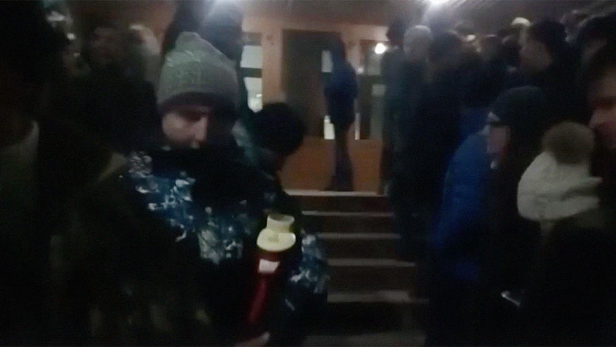 Стихийный митинг в Волоколамске после очередного выброса с полигона «Ядрово», 29 марта 2018 года. Кадр из видео