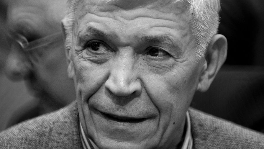 <b>Иван Бортник (16 апреля 1939 &ndash; 4 января 2019)</b> Советский и российский актер театра и кино. Народный артист Российской Федерации. Актер снялся почти в&nbsp;50 фильмах советского и российского кинематографа, среди которых стоит особо выделить «Зеркало для&nbsp;героя», «Место встречи изменить нельзя», «Мусульманина», «Родню», «Объяснение в&nbsp;любви» и «Чужие письма». Также артист добился успеха в&nbsp;Театре на&nbsp;Таганке, где ему часто доставались главные роли &mdash; например, в&nbsp;спектаклях «Пугачев», «Мать», «На дне», «Живой», «Деревянные кони», «Борис Годунов»