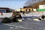 Автомобили, частично ушедшие под лед на острове Русский, 5 января 2020 года