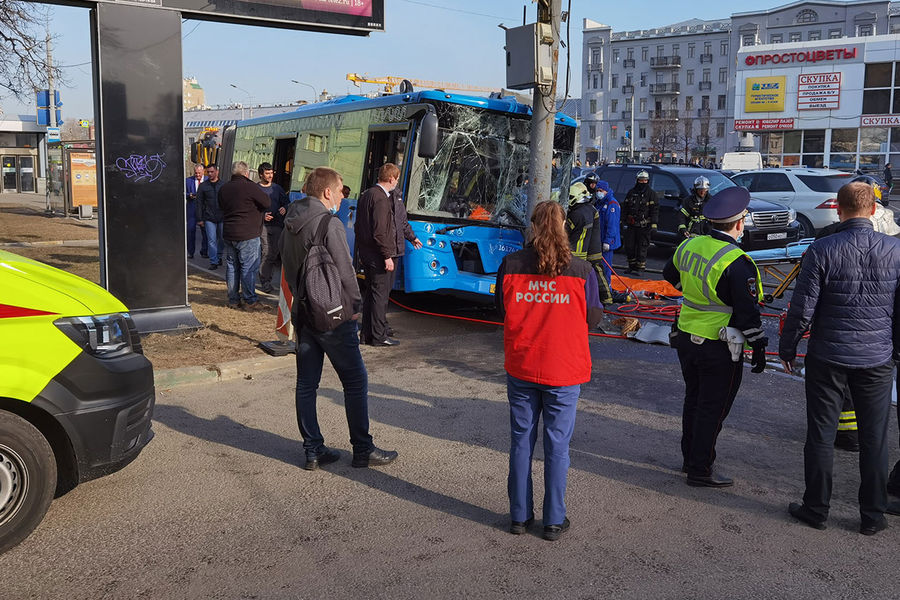Последствия столкновения пассажирского автобуса с&nbsp;мачтой освещения на&nbsp;ул. Марксистская, 14&nbsp;апреля 2021&nbsp;года