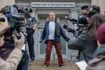 <b>«Убийства в одном здании» (Only Murders in the Building) — 5 сезон, созд. Стив Мартин и Джон Хоффман</b>
<br><br>
<b>Где и когда смотреть:</b> на Hulu — с 9 сентября
<br><br>
Продолжение хитовой детективной комедии о трех соседях (Стив Мартин, Мартин Шорт и Селена Гомес), которые знакомятся и сближаются на почве любви к тру-краймовским подкастам — после того, как их собственного соседа находят мертвым (о чем герои решают сделать собственный расследовательский подкаст). В новых сериях снялась Теа Леони («Плохие парни»), дебютировавшая в четвертом сезоне «Убийств», также к актерскому составу присоединились Бобби Каннавале («Подпольная империя»), Дайан Уист («Пули над Бродвеем»), Киган-Майкл Кей («Кей и Пил»), Рене Зеллвегер («Бриджет Джонс»), Кристоф Вальц («Бесславные ублюдки») и Логан Лерман («Перси Джексон).