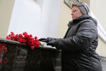 Женщина возлагает цветы к зданию Академического ансамбля песни и пляски Российской армии им. А.В. Александрова в Москве. Самолет Минобороны РФ Ту-154, на борту которого находились артисты ансамбля, потерпел крушение у побережья Черного моря в Сочи