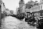 Извозчики едут по Пятницкой улице во время наводнения в Москве, апрель 1908 года