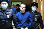 6394595 23.11.2020 Сотрудники полиции конвоируют Рамиля Шамсутдинова в зал 2-го Восточного окружного военного суда в Чите, 23 ноября 2020 года