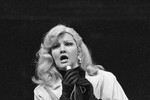 Актриса Елена Проклова в роли Нины в спектакле театра МХАТ имени М.Горького «Тамада», 1986 год