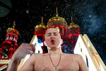 Верующий во время крещенских купаний на территории храма Вооруженных сил РФ в Кубинке, 19 января 2025 года