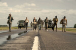 <b>«Долгая прогулка» (The Long Walk), реж. Фрэнсис Лоуренс</b>
<br><br>
<b>Где и когда смотреть:</b> в кино — с 18 сентября
<br><br>
Экранизация антиутопии Стивена Кинга про США будущего, где при тоталитарном режиме проводится ежегодный смертельный марафон: сотня юношей должна шагать без остановок и как минимум со скоростью 5 км/ч, чтобы избежать казни. Крупный приз достается последнему выжившему участнику. Режиссером фильма выступил Фрэнсис Лоуренс, снявший хорроры «Константин: Повелитель тьмы» и «Я — легенда», а также все части франшизы «Голодные игры» (кроме первой).
