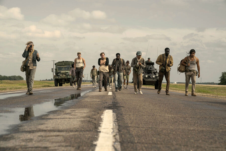 <b>«Долгая прогулка» (The Long Walk), реж. Фрэнсис Лоуренс</b>
<br><br>
<b>Где и когда смотреть:</b> в&nbsp;кино &mdash; с&nbsp;18 сентября
<br><br>
Экранизация антиутопии Стивена Кинга про&nbsp;США будущего, где при&nbsp;тоталитарном режиме проводится ежегодный смертельный марафон: сотня юношей должна шагать без&nbsp;остановок и как минимум со скоростью 5&nbsp;км/ч, чтобы избежать казни. Крупный приз достается последнему выжившему участнику. Режиссером фильма выступил Фрэнсис Лоуренс, снявший хорроры «Константин: Повелитель тьмы» и «Я &mdash; легенда», а также все части франшизы «Голодные игры» (кроме первой).
