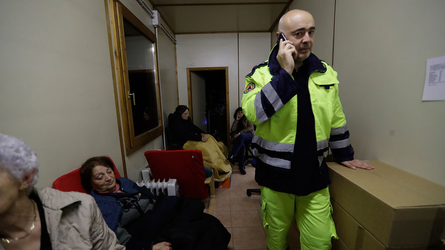 Мэр города Виссо Джулиано Паццальини в помещении Итальянского Красного Креста