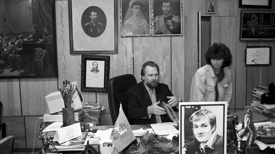 Фотография Дмитрия Холодова в рабочем кабинете главного редактора газеты «Московский комсомолец» Павла Гусева, 1994 год