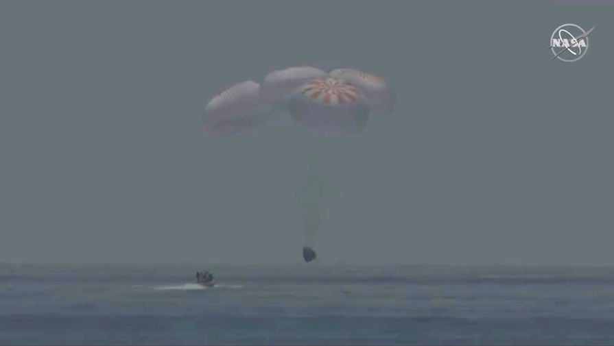 Момент приводнения корабля Crew Dragon в Мексиканском заливе, 2 августа 2020 года
