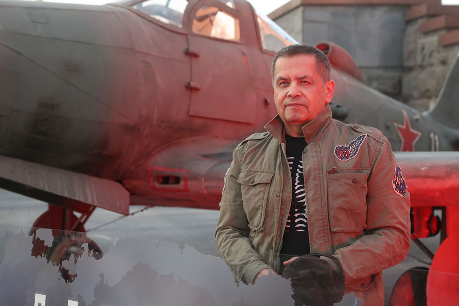 Николай Расторгуев перед&nbsp;премьерой фильма &laquo;Девятаев&raquo; режиссера Тимура Бекмамбетова в&nbsp;рамках Международного московского кинофестиваля у&nbsp;кинотеатра &laquo;Поклонка&raquo; в&nbsp;Музее Победы, 2021&nbsp;год
