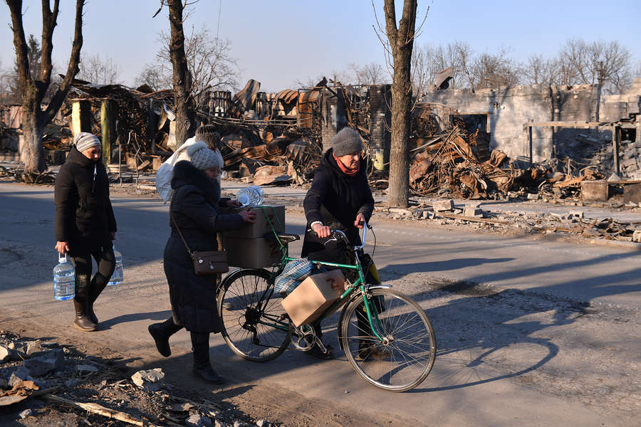 Жители Волновахи на&nbsp;одной из&nbsp;улиц города, март 2022&nbsp;года