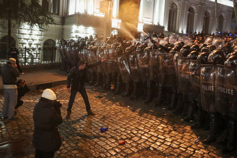 Во время акции протеста против закона об иностранных агентах возле здания парламента Грузии в&nbsp;Тбилиси, 7&nbsp;марта 2023&nbsp;года