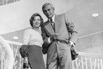 <b>«Анна и командор», Евгений Хринюк (1974)</b>
<br><br>
По сюжету фильма драматург Вадим Петрович (Иннокентий Смоктуновский) пишет сценарий об известном ученом Александре Бондаре (Лановой), погибшем во время испытаний. Познакомившись с женой ученого (Алиса Фрейндлих) и услышав ее историю, автор решает посвятить сценарий супружеской паре. Таким образом, вместо запланированного биографического романа Вадим Петрович пишет произведение, напоминающее романтическую сказку.