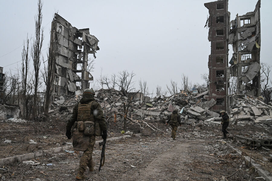 Военнослужащие у&nbsp;разрушенного в&nbsp;ходе боев здания квартала Юбилейный в&nbsp;Авдеевке, февраль 2024&nbsp;года