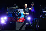 Честер Беннингтон во время выступления группы Linkin Park в СК «Олимпийский»