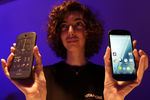 Девушка с новыми моделями смартфона YotaPhone 2