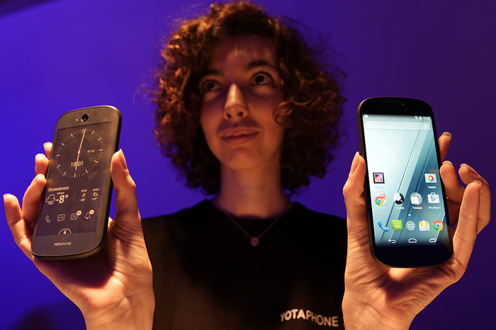Девушка с новыми моделями смартфона YotaPhone 2