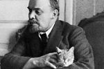 Ленин во время беседы с американским корреспондентом Л. Эйром в своей квартире в Кремле, 1920 год