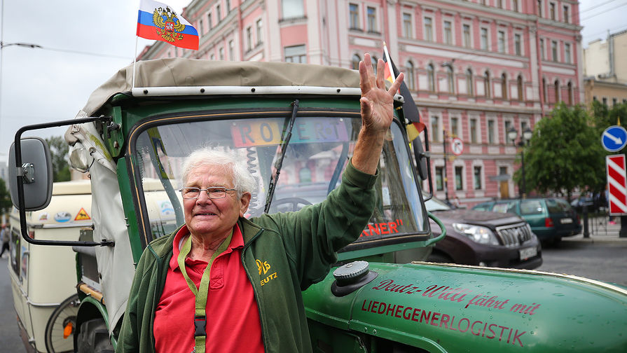 81-летний немецкий пенсионер-путешественник Винфрид Лангнер, который приехал на раритетном тракторе из Германии в Санкт-Петербург