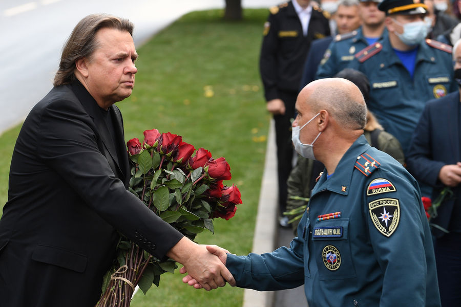 Генеральный директор ОАО &laquo;Первый канал&raquo; Константин Эрнст (слева) на&nbsp;церемонии прощания с&nbsp;главой МЧС РФ Евгением Зиничевым, 10&nbsp;сентября 2021&nbsp;года
