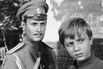 Актер Юрий Соломин в роли Кольцова и московский школьник Саша Милокостный в роли Юры в телевизионном художественном фильме Евгения Ташкова «Адъютант его превосходительства», 1969 год 