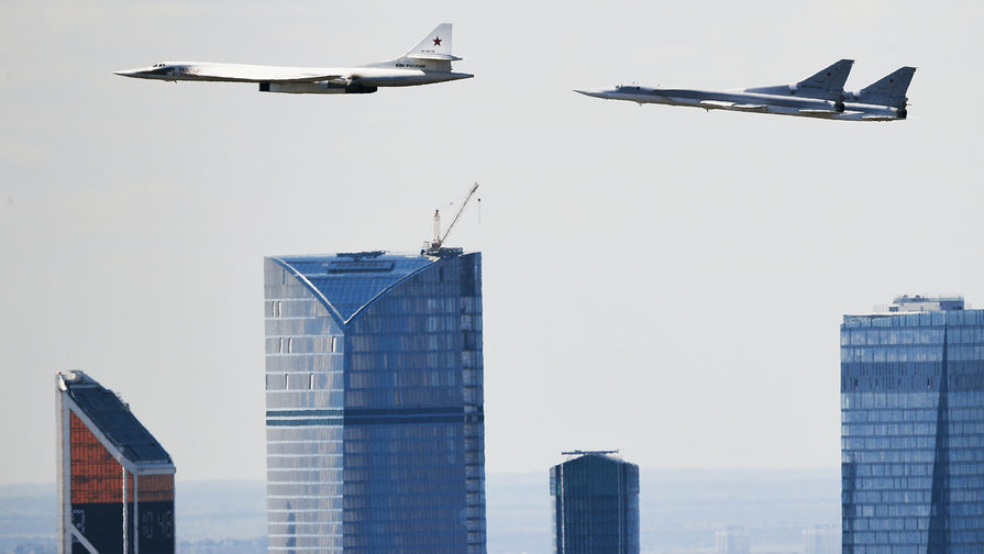 Стратегический бомбардировщик-ракетоносец Ту-160 &laquo;Николай Кузнецов&raquo; и дальний ракетоносец-бомбардировщик Ту-22М3 на&nbsp;репетиции воздушной части парада Победы в&nbsp;Москве, 2017&nbsp;год