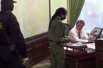 Задержание сотрудниками СК РФ и УФСБ мэра Томска Иван Кляйна по подозрению в превышении должностных полномочий, 13 ноября 2020 года (кадр из видео)