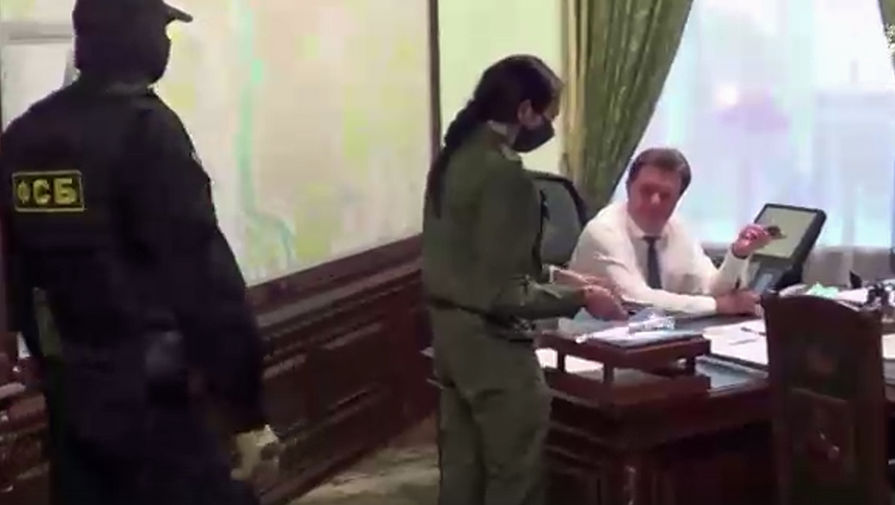 Задержание сотрудниками СК РФ и УФСБ мэра Томска Иван Кляйна по подозрению в превышении должностных полномочий, 13 ноября 2020 года (кадр из видео)