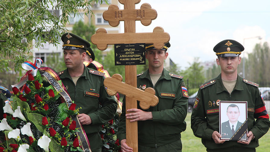 Церемония прощания с погибшим в Сирии военнослужащим Антоном Ерыгиным у Воронежского городского дома офицеров