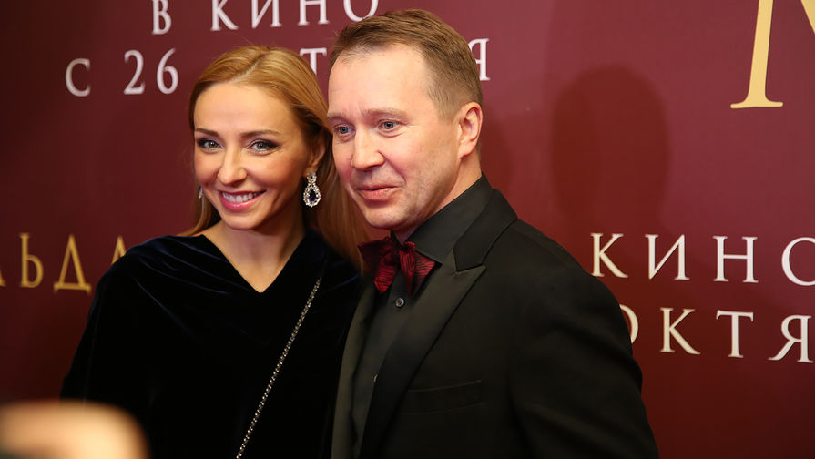 Олимпийская чемпионка по фигурному катанию Татьяна Навка и художественный руководитель Театра Наций Евгений Миронов на премьере фильма «Матильда» в Москве, 24 октября 2017 года
