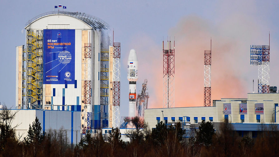 Ракета-носитель «Союз-2.1б» с разгонным блоком «Фрегат», космическим аппаратом гидрометеорологического обеспечения «Метеор-М» №2-1 и 18 малыми космическими аппаратами попутной нагрузки во время запуска со стартового комплекса космодрома Восточный
