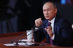Президент России Владимир Путин во время ежегодной пресс-конференции в Москве, 14 декабря 2017 года