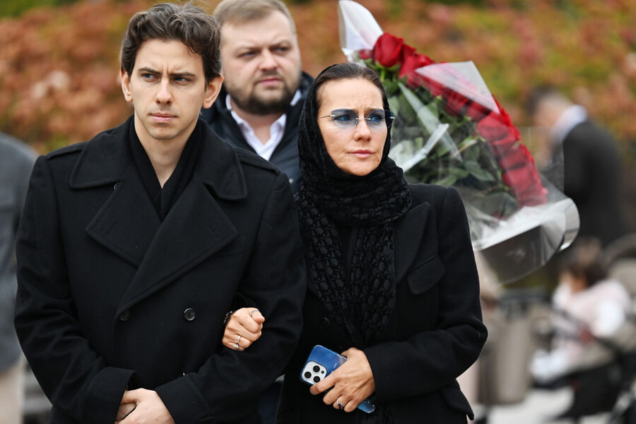 Певица Елена Север с&nbsp;сыном, певцом Владимиром Киселевым на&nbsp;церемонии прощания с&nbsp;режиссером и телеведущим Тиграном Кеосаяном в&nbsp;армянской церкви Святого креста в&nbsp;Москве, 28&nbsp;сентября 2025&nbsp;года