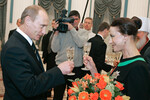 Президент РФ Владимир Путин и балерина Майя Плисецкая после торжественной церемонии вручения государственных наград в Екатерининском зале Кремля, 21 декабря 2006 года